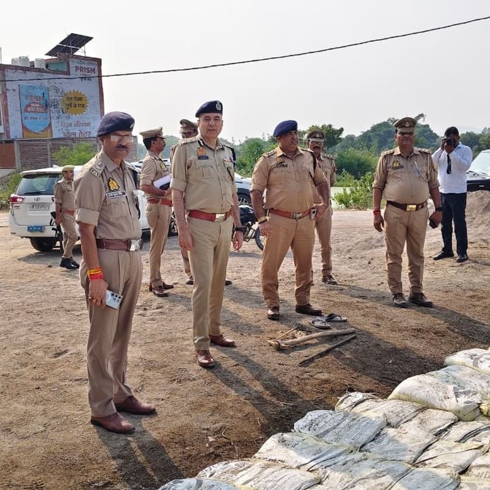 दुर्गा प्रतिमा विसर्जन स्थलों का एडीजी ने किया निरीक्षण:चित्रकूट में तालाबों के आसपास बैरिकेडिंग कराने के दिए निर्देश