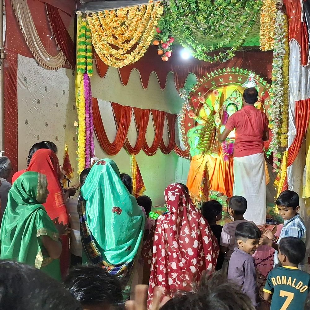 नवरात्र पर दुर्गा प्रतिमाओं की स्थापना:मां दुर्गा की आरती में उमड़े ग्रामीण, महिलाओं-बच्चों में उत्साह