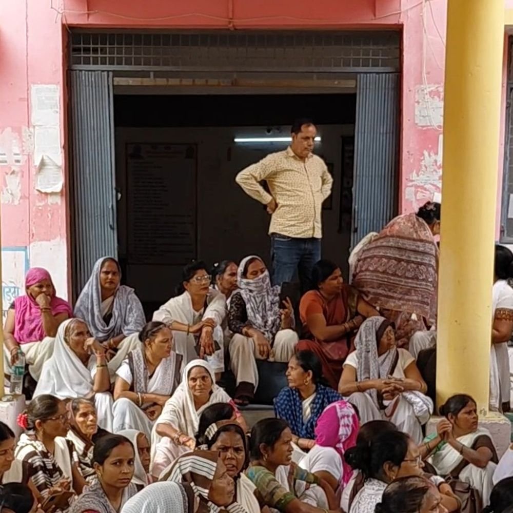 धरने की जगह पर वाहन खड़े करने से आशाएं भड़कीं:सीएमओ कार्यालय के गेट पर बैठीं, 21 हजार मानदेय और राज्य कर्मचारी का दर्जा मांगा