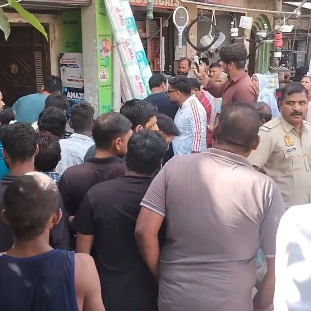 दादरी में निर्माणाधीन दुकान का लेंटर गिरा:एक मजदूर गंभीर रूप से घायल, मलबे में दबे अन्य की तलाश जारी