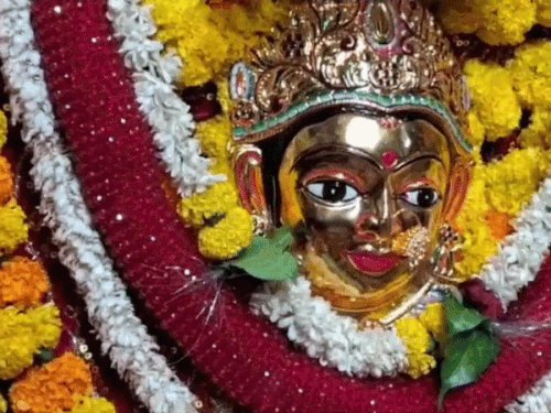 काशी के दुर्गाकुंड मंदिर में 1 किमी लंबी लाइन:दुर्गाकुंड में माता कुष्मांडा का स्वर्ण श्रृंगार, प्रथम गौरी मुख निर्मालिका गौरी से मांगी मन्नतें