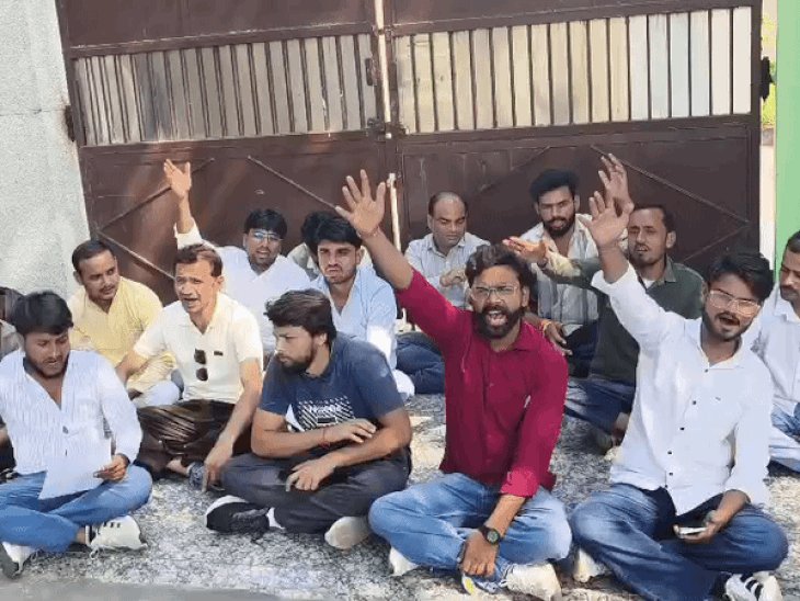 छात्रों के प्रदर्शन के बाद हटाए गए हेल्प डेस्क प्रभारी:जांच कमेटी गठित, तीन घंटे तक कुलपति आवास पर दिया धरना