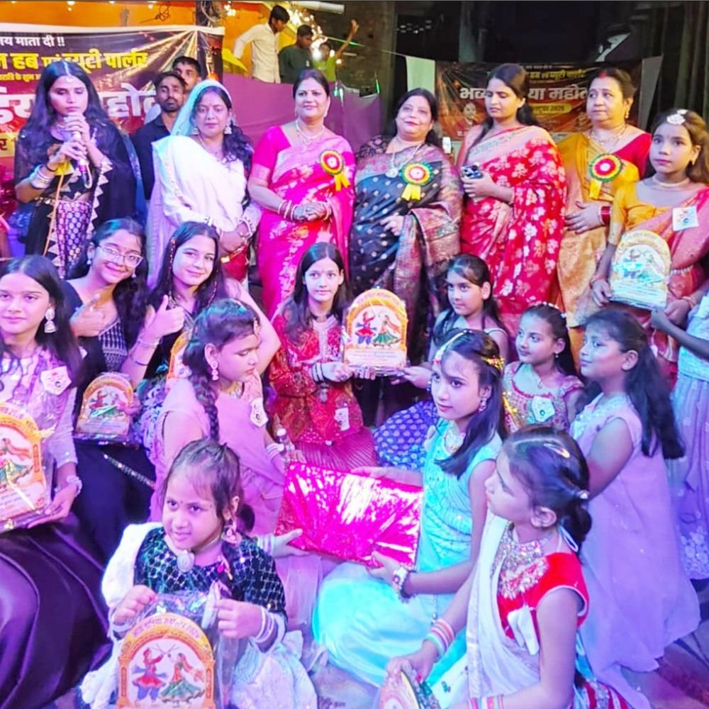 जौनपुर में डांडिया महोत्सव:प्रीति गुप्ता ने कहा- देवी दुर्गा की तलवारों का प्रतिनिधित्व करती हैं डांडियां की छड़