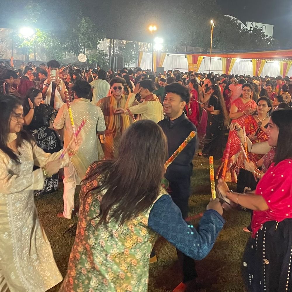 आगरा में रास रात्रि 3.0 का आयोजन:गरबा-डांडिया में झूमे शहरवासी, कलाकारों की देवी मां के गीत पर प्रस्तुति दी