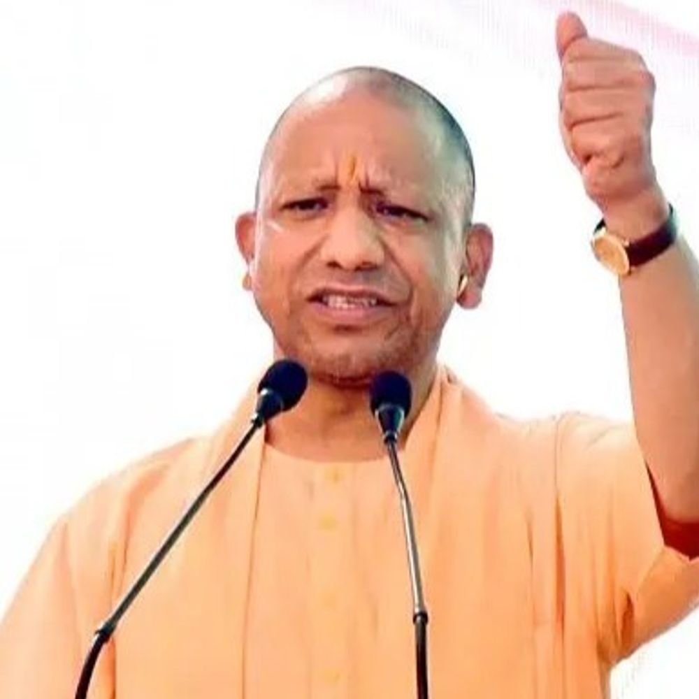 वाराणसी में सफाईकर्मियों पर पुष्पवर्षा करेंगे CM योगी:100 से अधिक कर्मियों का होगा सम्मान, घाटों की सफाई और सुरक्षा पर जोर