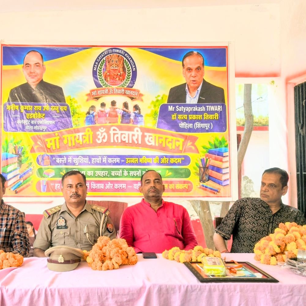 बड़हलगंज में समाजसेवी की पहल:प्राथमिक विद्यालय में बच्चों को बैग, कॉपी, पेन सहित स्टेशनरी वितरित की