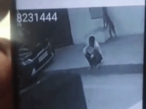 मेरठ में दिनदहाड़े मजदूर से लूटा मोबाइल:बाइक पर आए दो बदमाश, 17 सेकंड के CCTV में कैद वारदात
