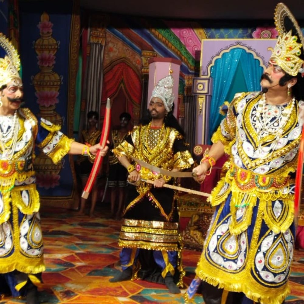 लखनऊ रामलीला में राम-भरत मिलाप, सूर्पनखा प्रसंग का मंचन:खर-दूषण वध और सीता हरण के दृश्य देख भावुक हुए दर्शक