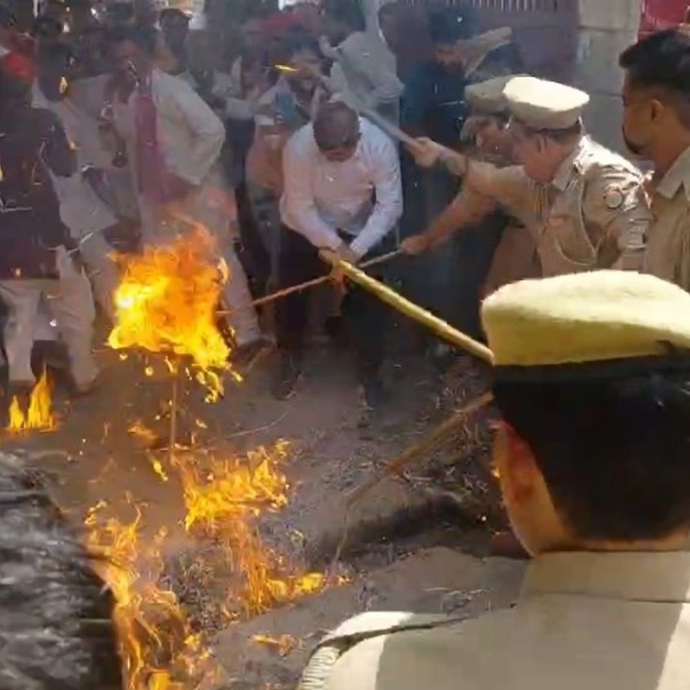 बागपत में सपा ने चुनाव आयुक्त का पुतला फूंका:पुलिस से हुई नोंकझोक, कार्रवाई और इस्तीफे की मांग को लेकर प्रदर्शन