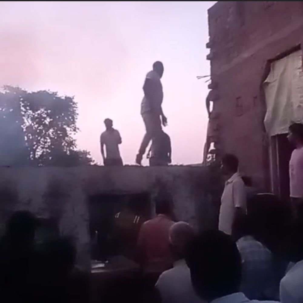जालौन में सिलेंडर लीकेज से मकान में लगी आग:गृहस्थी का सामान जला, दमकल और ग्रामीणों ने पाया काबू