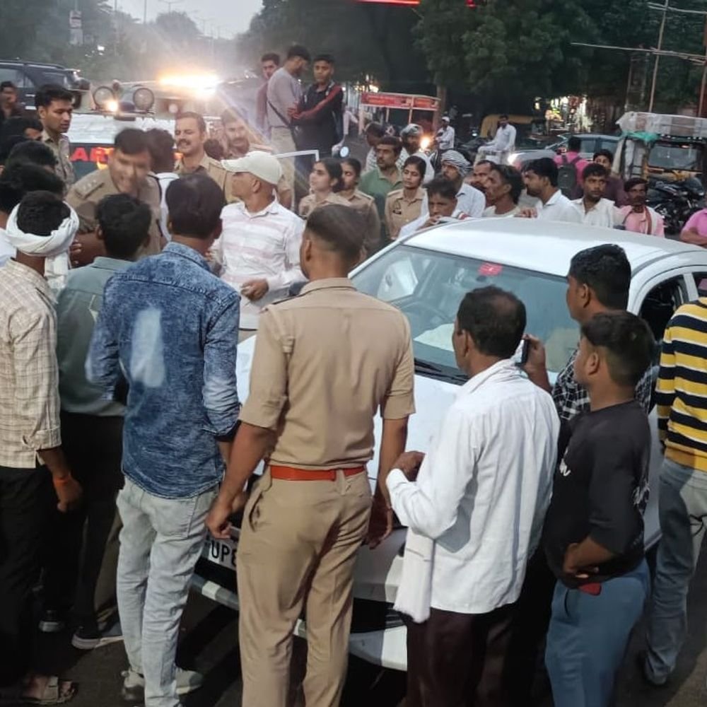 फिरोजाबाद में जेएनएम छात्रा का शव रख लगाया जाम:कॉलेज प्रबंधन पर आरोप लगाकर कार्रवाई की मांग की, रेलवे ट्रैक पर मिला था शव