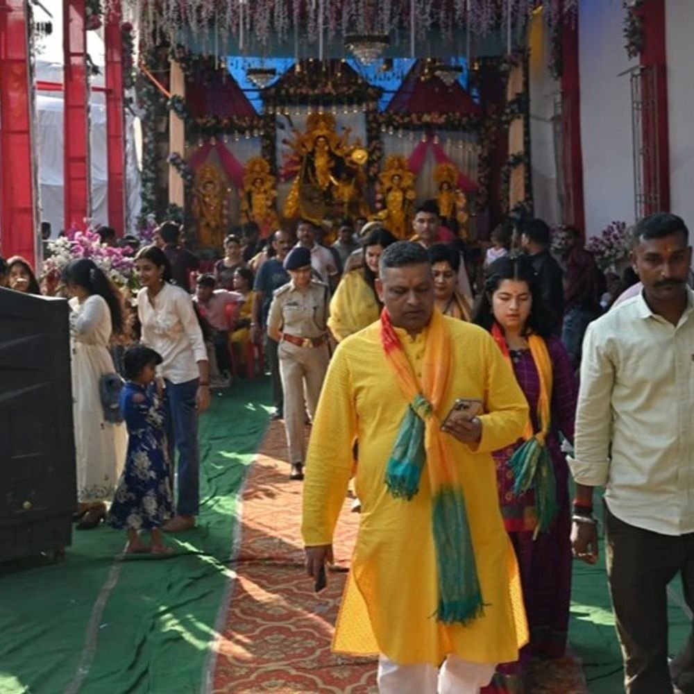 आगरा दुर्गा पूजा पंडालों में पुलिस कमिश्नर ने निरीक्षण किया:मिशन शक्ति के तहत महिलाओं को किया जागरूक, 5 शोहदे गिरफ्तार
