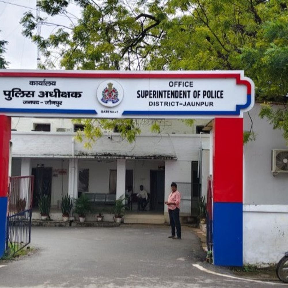 सूदखोरों पर पुलिस की कार्रवाई, हेल्पलाइन नंबर जारी:जौनपुर में मनमाना ब्याज वसूलने वालों पर शिकंजा, पीड़ित कर सकेंगे शिकायत