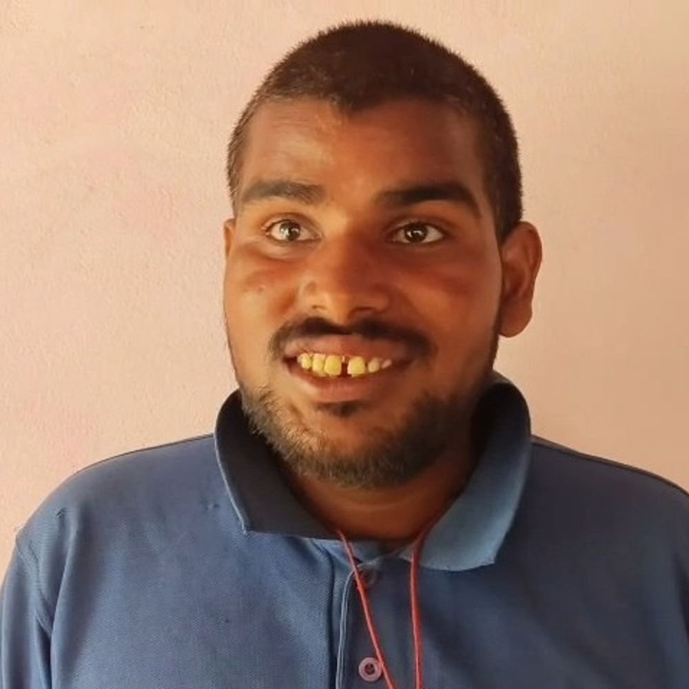 मानसिक रूप से कमजोर युवक पर शराब बेचने आरोप:गोंडा में 10 लीटर कच्ची शराब के साथ पकड़ा दिखाया, 2 साल बाद वारंट पहुंचने पर खुलासा