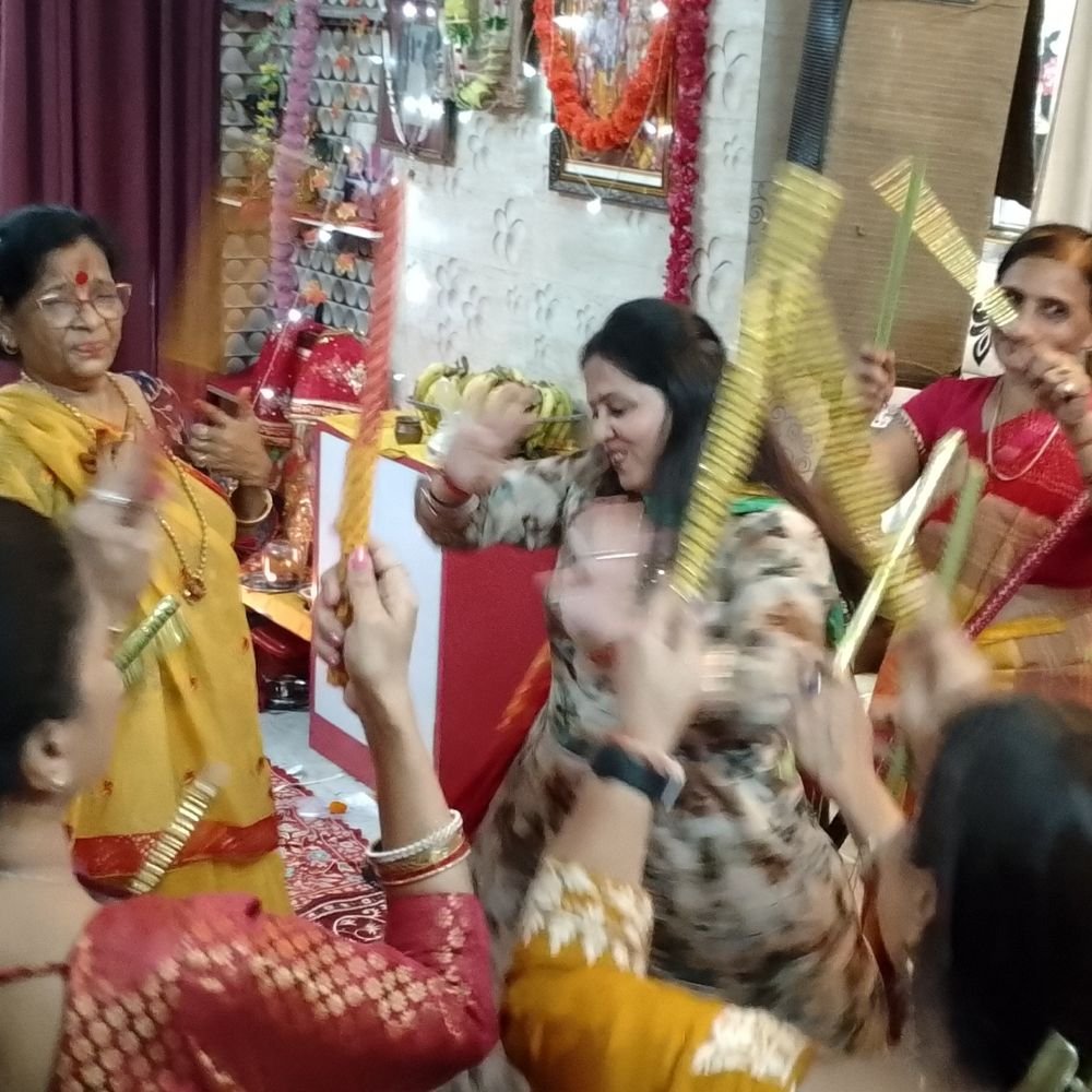 संजय गांधी पुरम में माता की चौकी:भजनों से गूंजा परिसर, चुनरी और प्रसाद बांटकर किया अतिथियों का स्वागत