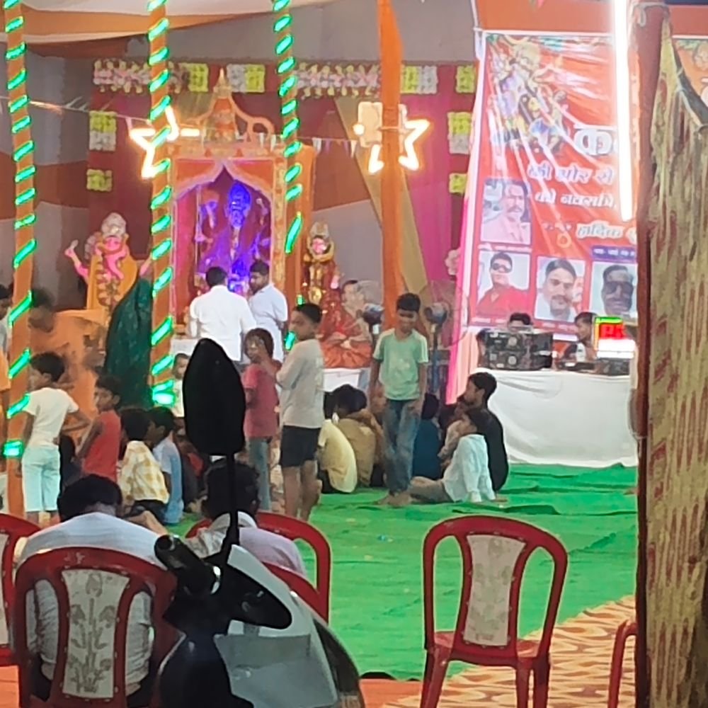 झूंसी के कटका वार्ड 85 में मां दुर्गा की पूजा:नव दुर्गा पूजा कमेटी ने की आराधना, उमड़ी श्रद्धालुओं की भीड़