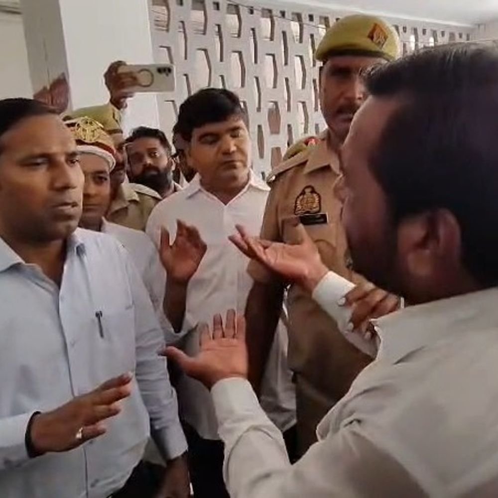 कलेक्ट्रेट में आत्मदाह की कोशिश पर एक हफ्ते बाद FIR:लेखपाल ने दबाव बनाने का आरोप लगाया, ADM बोले- ऐसा कदम कोई न उठाएं