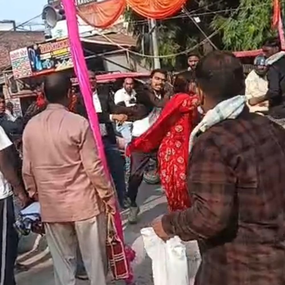 पेशी पर आए पति-पत्नी पर बीच सड़क हमला:बहराइच में एसपी कार्यालय से कुछ दूर हुई घटना, वीडियो भी आया सामने