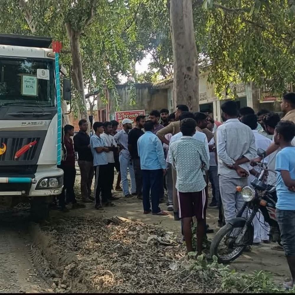 अयोध्या में डंपर ने गाय को कुचला, मौत:मोहली चौराहे के पास हादसा, भीड़ ने दौड़ाकर चालक को पकड़ा; पुलिस को सौंपा