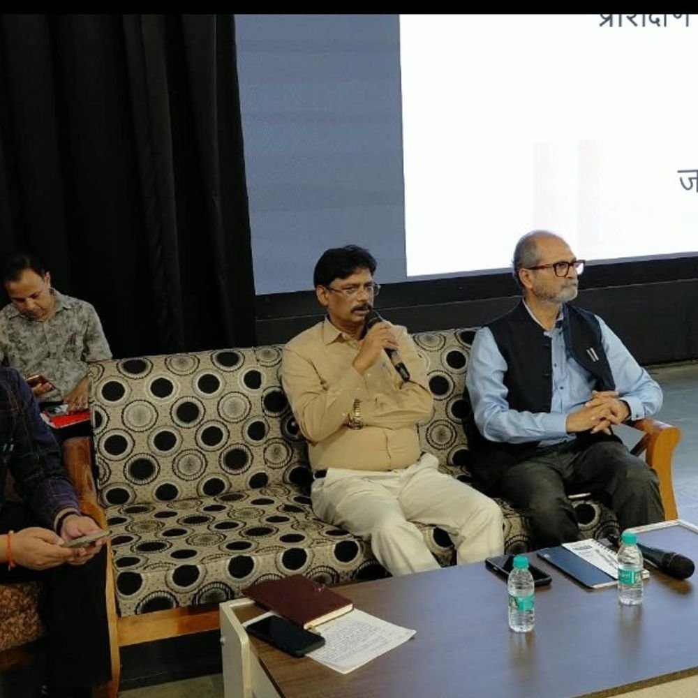 हाथरस में शिक्षक-स्नातक MLC चुनाव का प्रशिक्षण:डीएम ने अधिकारियों को दिए पारदर्शी चुनाव कराने के निर्देश, 23 अक्टूबर को मतदान