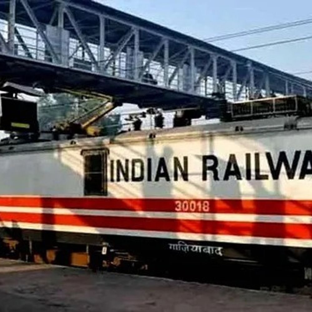 आगरा-दिल्ली की ओर जाने वाली 50 से ज्यादा ट्रेनें रद्द:दिल्ली में जाम और भीड़ के चलते लिया फैसला, रेलवे ने जारी की एडवाइजरी