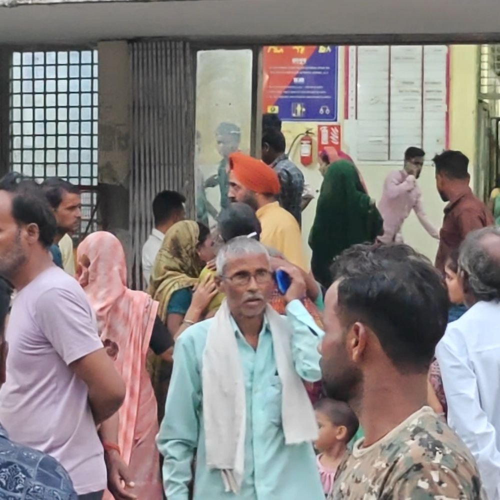 रिश्तेदारी में जा रहे दंपती को डंपर ने मारी टक्कर:महिला की मौत, पति की हालत गंभीर; 6 महीने पहले हुई थी शादी