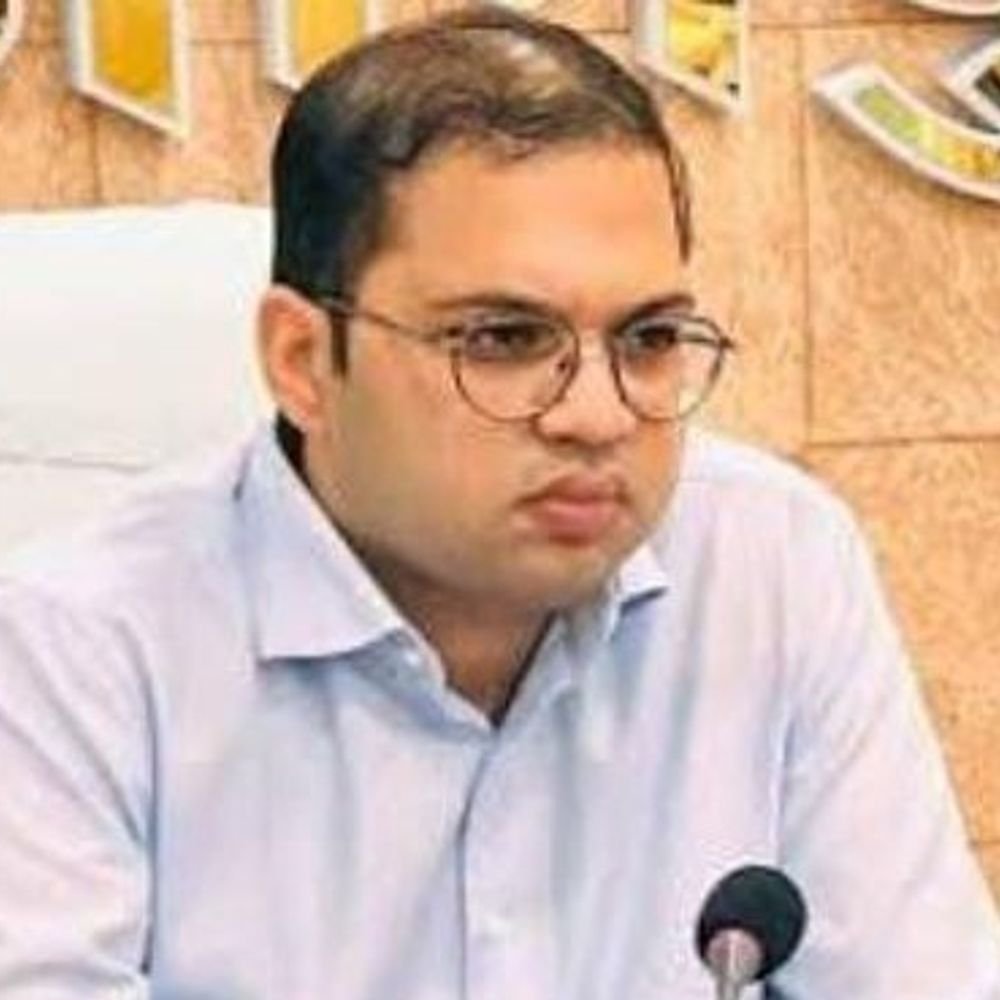 मऊ के नए CDO बने ध्रुव खाड़िया:2021 बैच के आईएएस अधिकारी हैं, जौनपुर में डेढ़ साल संभाली जिम्मेदारी