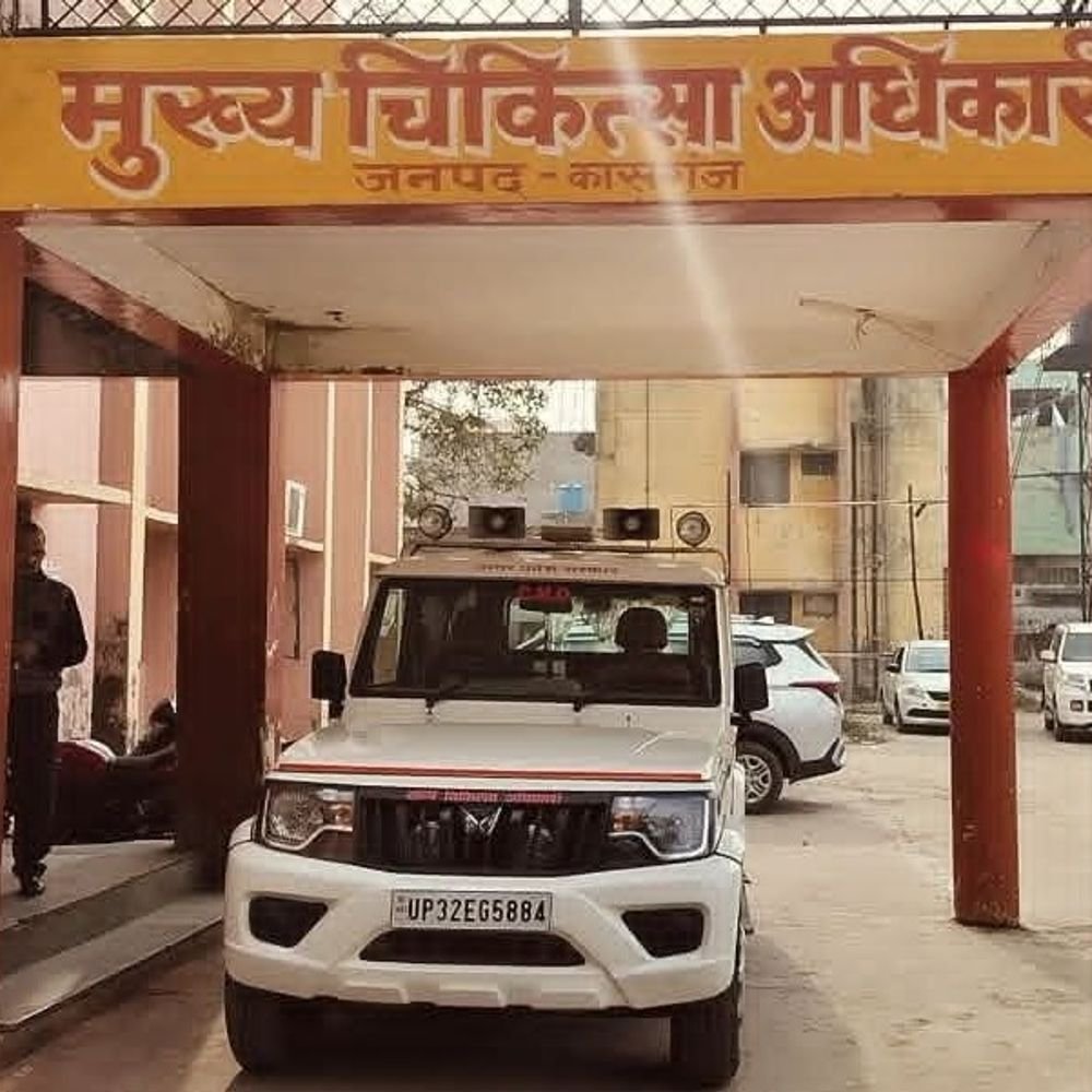अवैध क्लीनिक पर शिकायतों के बाद नोडल अधिकारी बदले:कासगंज में डॉ. उत्कर्ष यादव हटे, डॉ. मदन बने नए नोडल अधिकारी