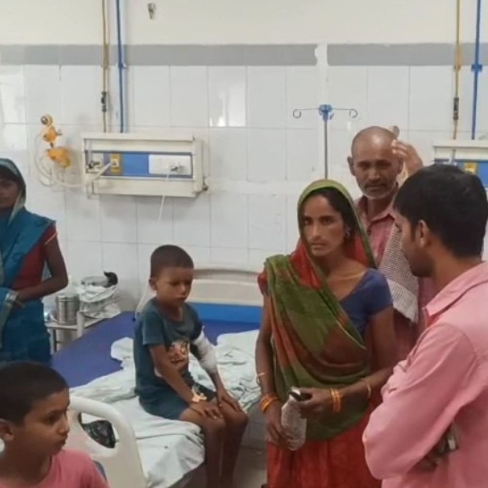 बहराइच में कुत्ते ने 7 साल के बच्चे को नोंचा:घर के बाहर खेलते समय किया हमला, चीख सुनकर ग्रामीणों ने बचाया
