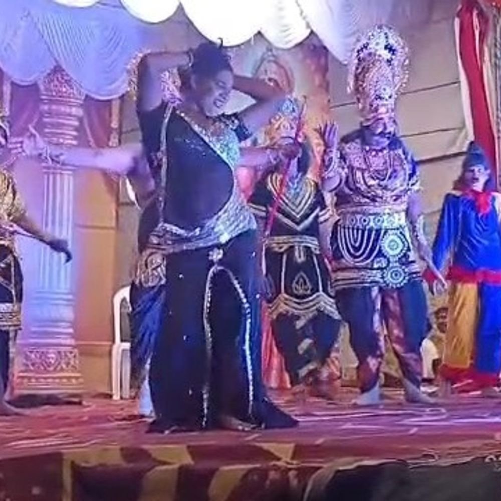 मेरठ में शूर्पणखा ने फिल्मी गानों पर डांस किया, VIDEO:रावण के सामने ‘चांद का टुकड़ा’ गाने पर ठुमके लगाए, उठ रहे सवाल