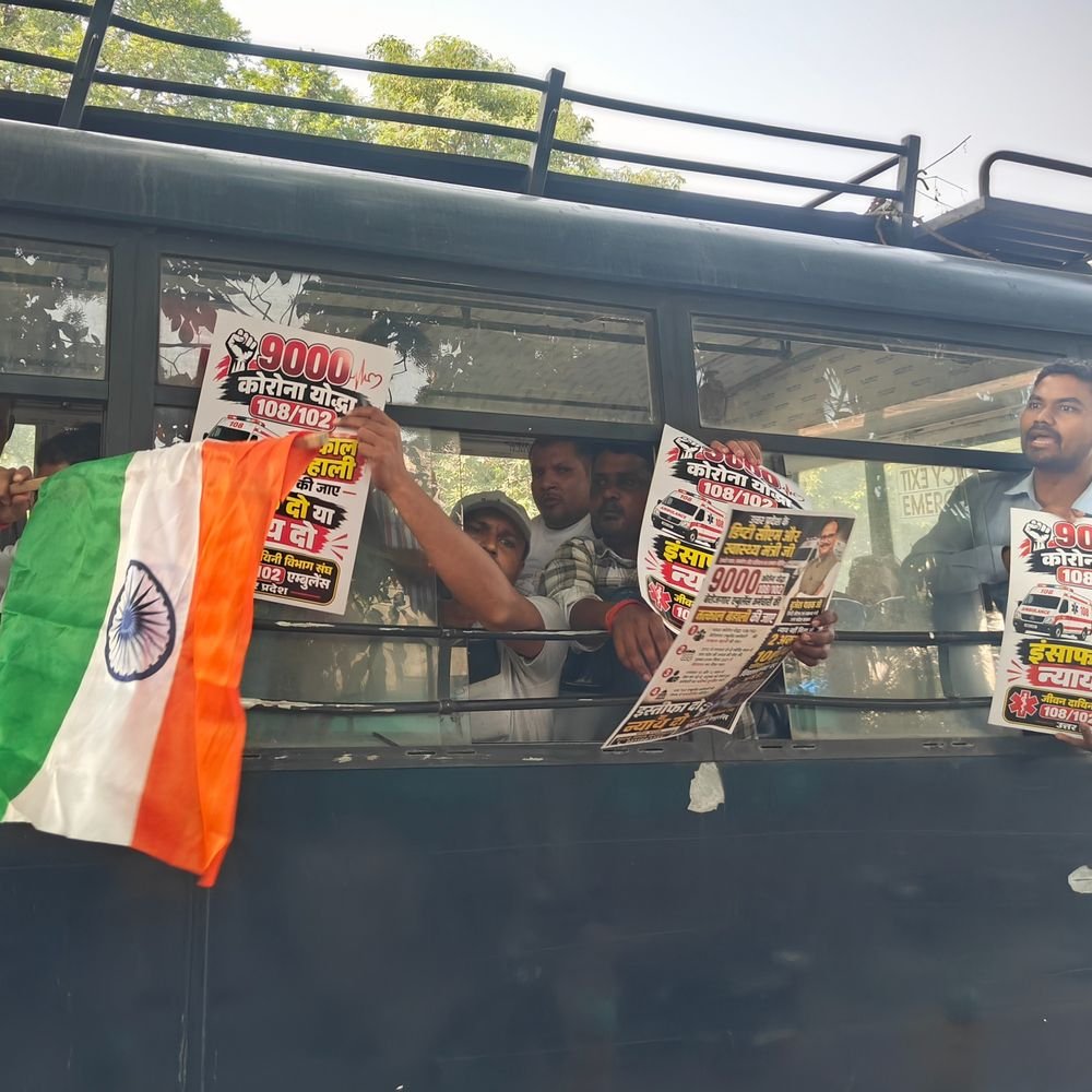 'कोरोना में हीरो थे अब जीरो हुए':लखनऊ में एंबुलेंस ड्राइवरों ने डिप्टी सीएम का आवास घेरा, नौकरी कि मांग पर अड़े