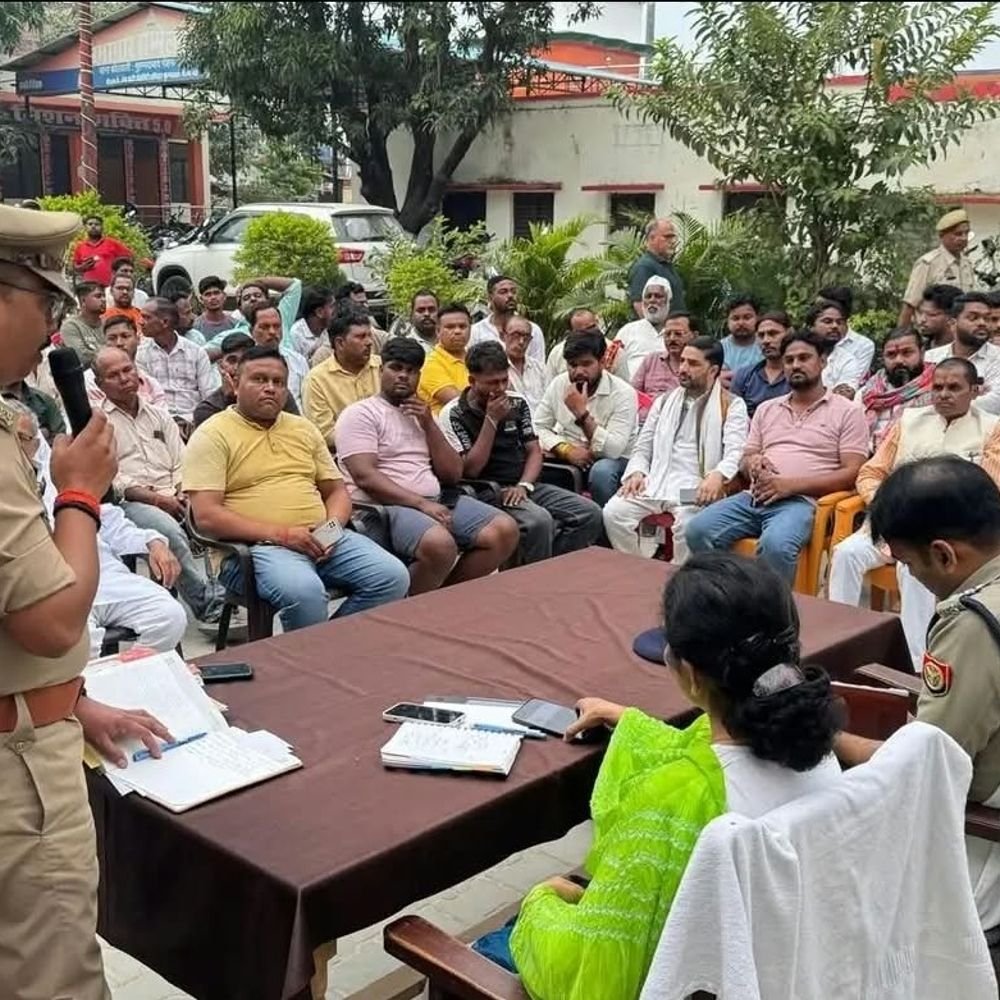 मऊ में शांति समिति की बैठक:डीजे की आवाज, मूर्तियों की ऊंचाई तय मानकों में रखने के निर्देश