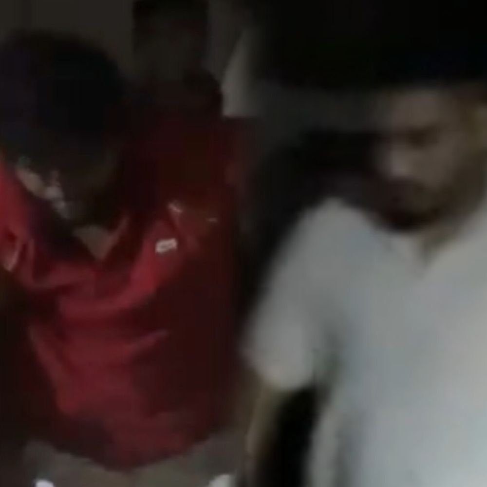 बाजना फायरिंग कांड के दो आरोपी पुलिस मुठभेड़ में गिरफ्तार:एक के पैर में लगी गोली, 5 अक्टूबर को हुई थी फायरिंग; दो तमंचे और कारतूस बरामद