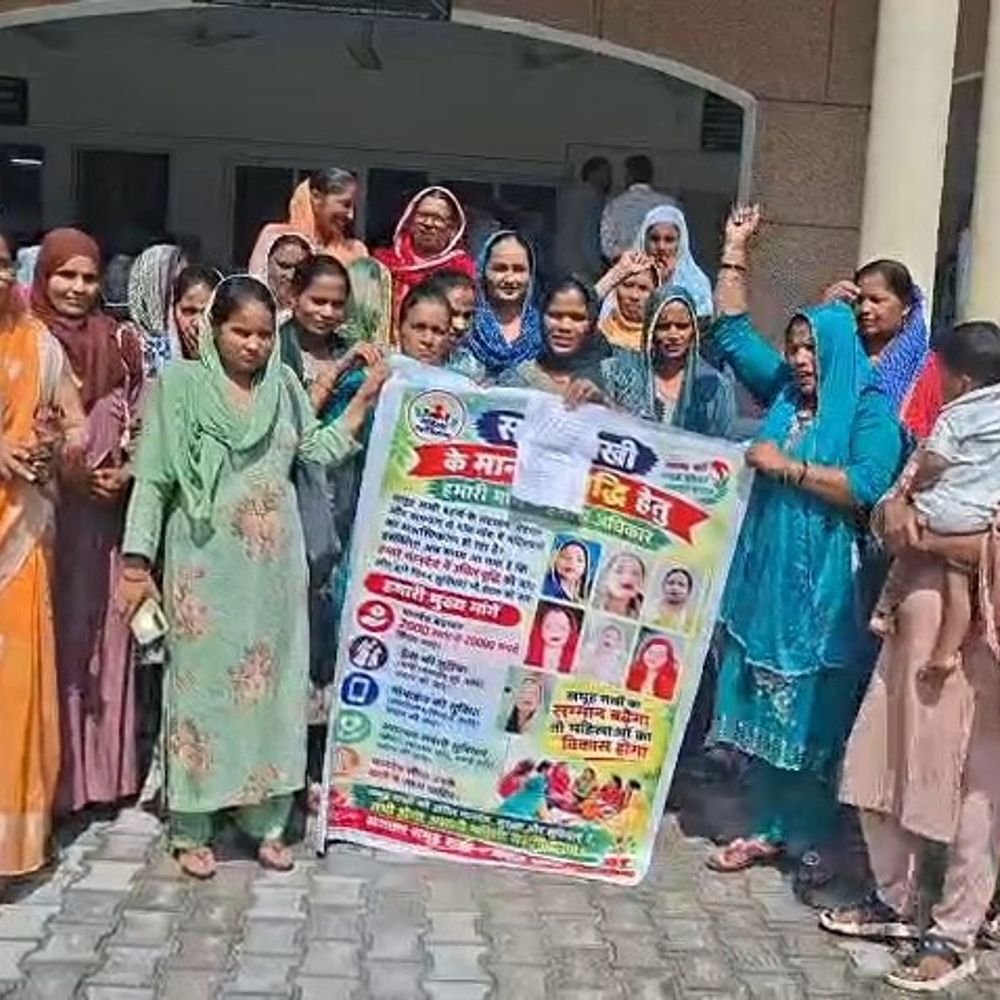 समूह सखियों ने मानदेय बढ़ाने की मांग की:डीएम को ज्ञापन सौंपकर 20 हजार रुपये प्रतिमाह करने की अपील