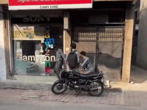 छिपी टैंक में छात्र गुटों में मारपीट का वीडियो वायरल:1:13 मिनट के वीडियो में लात-घूंसे और बेल्ट से हमला करते दिखे युवक, एक दबोचा