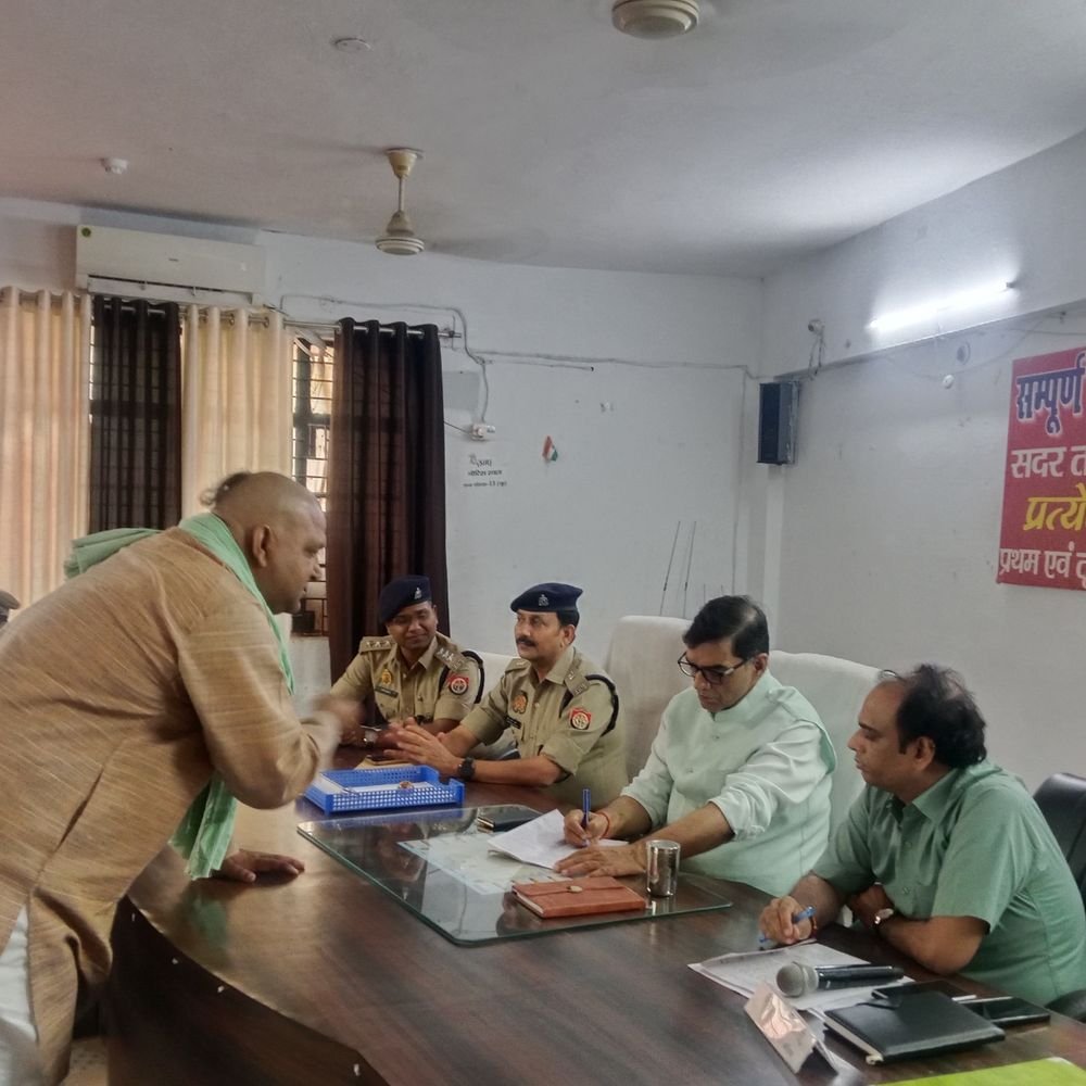 बलिया में 9 महिलाओं की शिकायतें मौके पर निपटीं:तहसील सदर में बैठे DM, महिलाओं से जुड़ी शिकायतों का मौके पर निपटारा