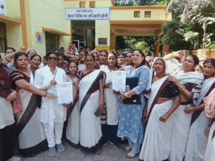झांसी में आशाओं ने लगाया सोशल मीडिया का ट्रेंडिंग नारा:डिप्टी सीएम को घेरने पहुंची महिलाओं ने बोलीं- 'एक कचौड़ी, दो समोसा, योगी का क्या भरोसा'