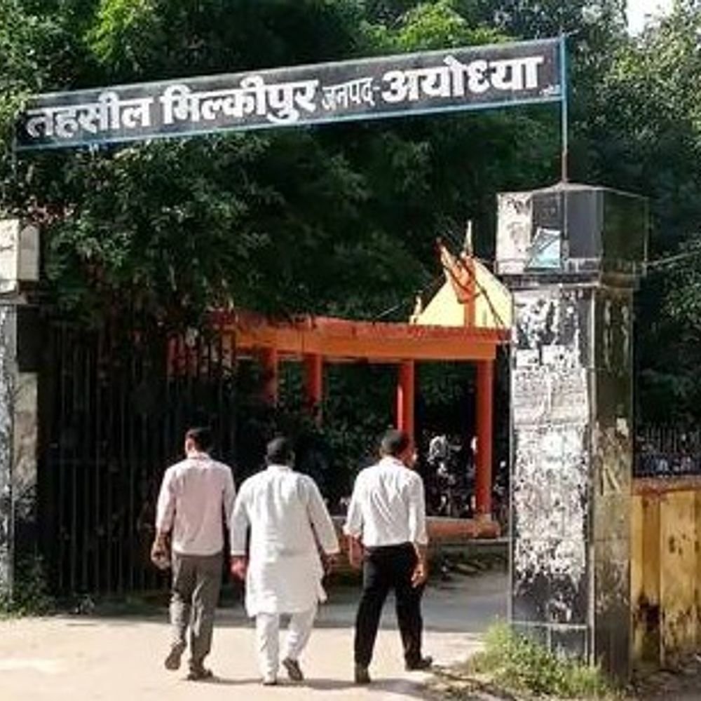 अयोध्या में कब्रिस्तान से मिट्टी खुदवाने का प्रधान पर आरोप:एसडीएम ने जांच के दिए निर्देश, कब्रों से अस्थियां निकालने का भी दावा