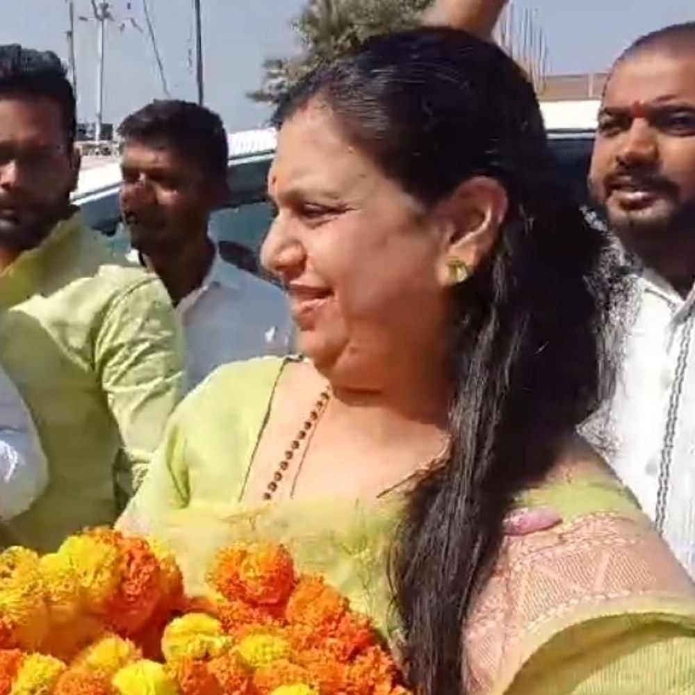 पूर्व IAS दिव्या मित्तल बोलीं-जनता के हिसाब से बने नीति:राष्ट्रीय अध्यक्ष का मिर्जापुर के पटेहरा ब्लॉक में अभियान, ग्रामीणों ने फूल-माला पहनाया