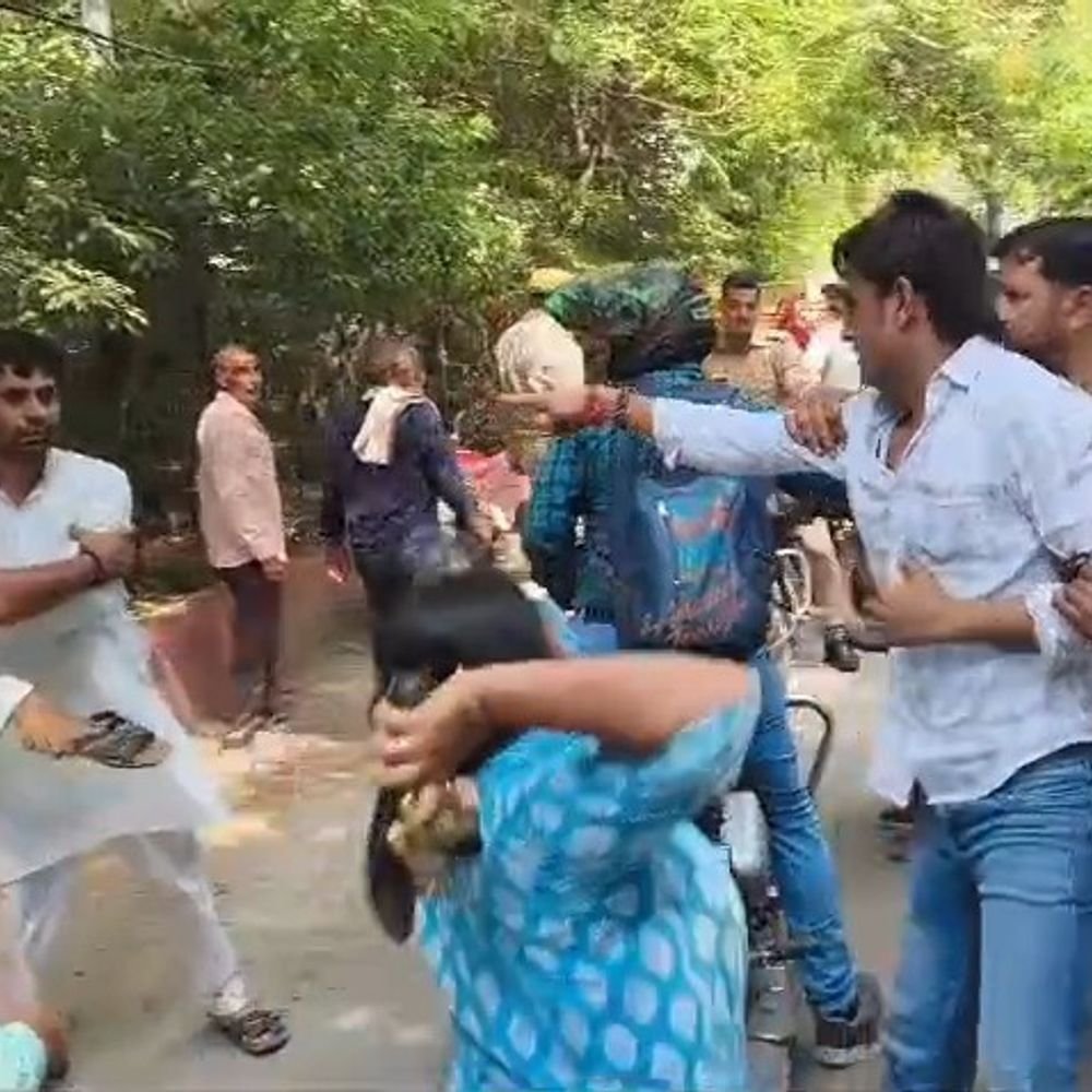 मथुरा में महिला कार्यकर्ता से मारपीट:मुख्य चुनाव आयुक्त के खिलाफ प्रदर्शन के दौरान हुआ था विवाद