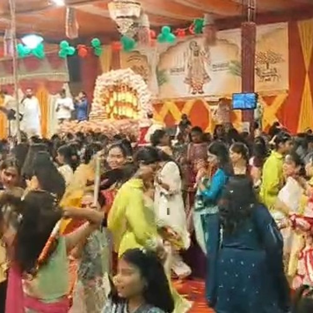 कन्नौज में नवदुर्गा उत्सव में गरबा-डांडिया की धूम:सन्मार्ग संस्था ने कराया आयोजन, भक्ति गीतों पर महिलाओं ने किया डांस