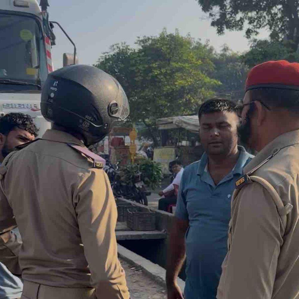 रामपुर में नो एंट्री में घुसा रेत से भरा डंपर:होमगार्ड रोकते रह गए, चालक बोला- कार्रवाई कौन करेगा