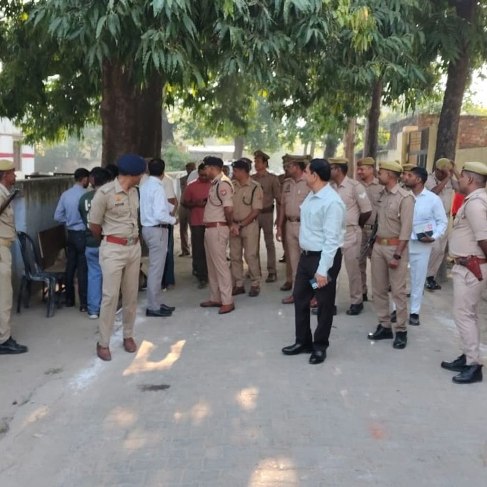 मैनपुरी में एमएलसी चुनाव के लिए मतदान शुरू:25 केंद्रों पर 14,746 मतदाता करेंगे वोट, सीसीटीवी से निगरानी