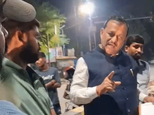 सड़क का काम 1 भी दिन देरी से न हो:कानपुर सांसद ने आधी रात गड्ढो के मरम्मत और सीएम ग्रिड का काम देखा
