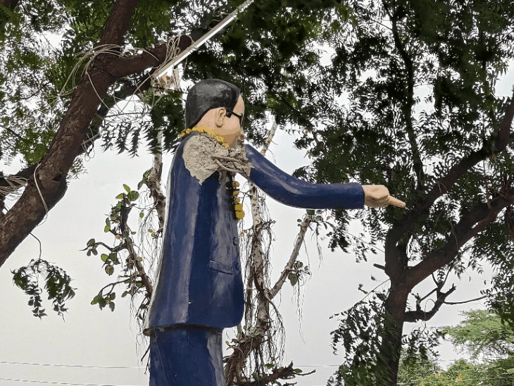 फिरोजाबाद में डॉ. अंबेडकर की मूर्ति खंडित:पुलिस-प्रशासन के अधिकारी पहुंचे, नई मूर्ति स्थापित करने की तैयारी