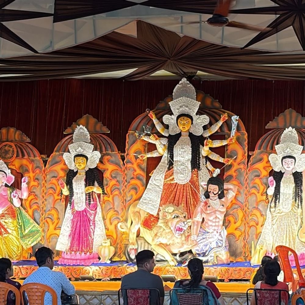 कानपुर में दुर्गा उत्सव:बंगाल से आए ढाकियों की थाप, शंख ध्वनि ने मन मोहा; फैंसी ड्रेस प्रतियोगिता कराई