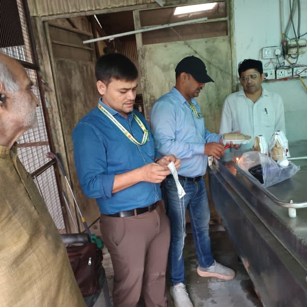 नेतराम, कामधेनु, हीरा हलवाई, सुलाकी समेत 18 दुकानों पर छापेमारी:प्रयागराज की खाद्य सुरक्षा की टीम ने 15 सैंपल भर जांच को भेजे