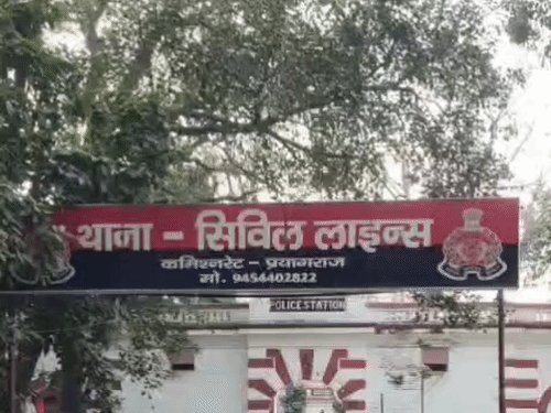 शोरूम से खरीदकर कार में रखी गोल्ड चेन उड़ाई:प्रयागराज में शीशा तोड़कर चाेरों ने की वारदात, खाना खाने गया था परिवार
