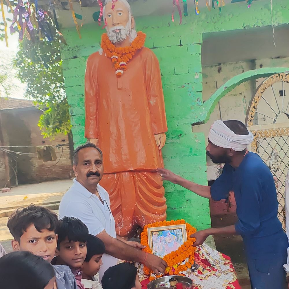 बिल्हौर में वाल्मीकि जयंती:प्रतिमा पर माल्यार्पण कर बांटी मिठाई, सभासद ने दिया सामाजिक समरसता संदेश