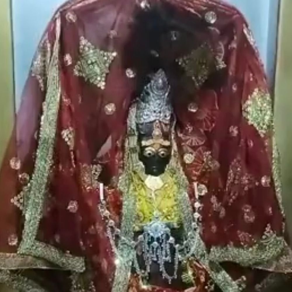 बलिया के देवी मंदिरों में शारदीय नवरात्र पर उमड़ी भीड़:भोर से ही दर्शन-पूजन के लिए पहुंचे श्रद्धालु, बोले- माता रानी ने सब कुछ दिया